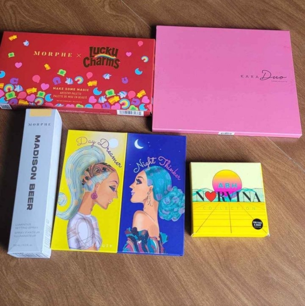 Makeup eye shadow palettes